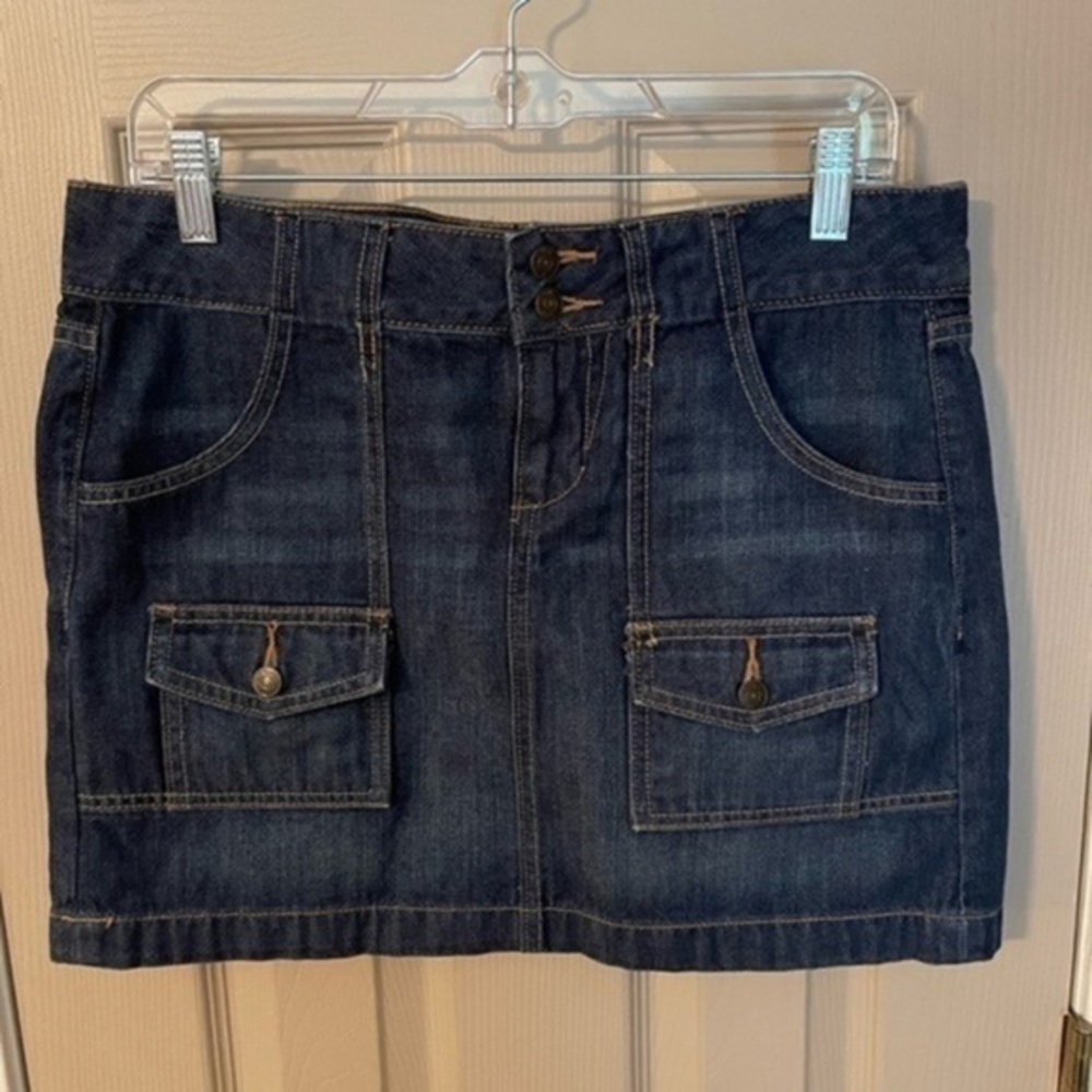 Old Navy medium wash blue Jean mini skirt with pockets